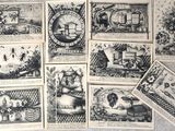 plusieurs photos en noir et blanc représentant un tas de cartes posées sur une table