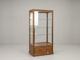 une photo d'une vitrine dotée d'une porte en verre