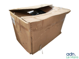 un chat noir assis dans une boîte en carton sur un fond blanc