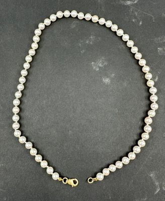 Collier de perles avec son attache en or 18 carats.