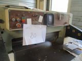 une feuille de papier posée sur une table à côté d'une machine