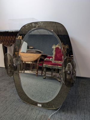 un miroir posé par terre à côté d'une table