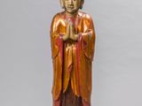 une image représentant une statue en bois d'un homme portant une couronne sur la tête