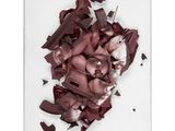 un morceau de chocolat que l'on a cassé en morceaux