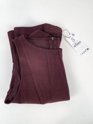 un gros plan d'un pantalon posé sur une surface blanche