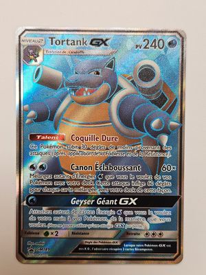 gros plan d'une carte pokemon sur une table