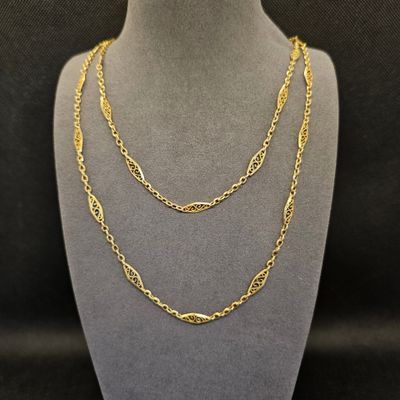 un collier à chaîne en or sur un mannequin mannequin mannequin mannequin mannequin mannequin mannequin mannequin mannequin mannequin