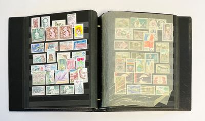 un livre ouvert avec des timbres sur une table