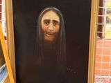 deux tableaux encadrés représentant Jésus et un tableau représentant une femme dans un cadre doré