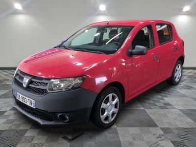 la photo d'une voiture rouge garée dans un garage