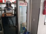 un chien assis dans une glacière dans une cuisine
