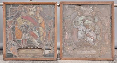 paire de panneaux de vitraux anciens représentant les armoiries du roi et de la reine d'Angleterre