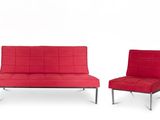 trois chaises rouges et un canapé alignés sur un fond blanc