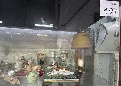 une vitrine en verre contenant de nombreux objets