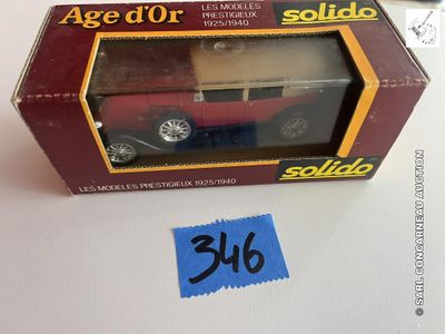 une boîte contenant une petite voiture posée sur une table