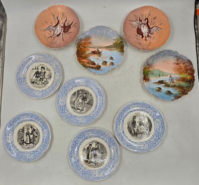 de nombreuses assiettes ornées de photos de personnes, posées sur une table