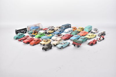 un grand nombre de voitures-jouets sur une surface blanche