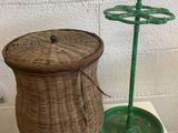un panier en osier posé sur une table, à côté d'un objet vert