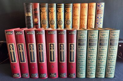 un grand nombre de livres empilés les uns sur les autres