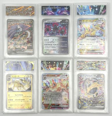 plusieurs types de cartes pokemon dans une vitrine