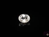 gros plan d'un diamant blanc sur une surface noire