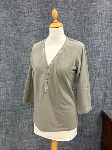 BURBERRY London – T-shirt col V à boutons, manches longues. Taill...