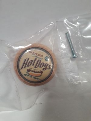 un biscuit décoré d'un hot-dog, dans un sac en plastique