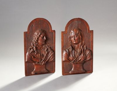 paire de bustes en bois sculpté représentant une femme et un homme