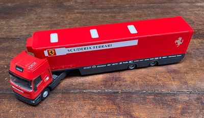 un camion miniature posé sur une table en bois