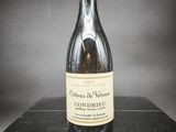 une bouteille de vin posée sur une table