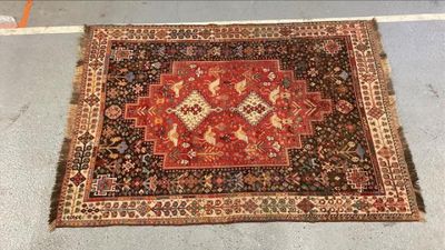 Un tapis oriental est posé sur le sol dans une pièce.