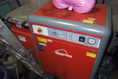 une tirelire rose posée sur une machine rouge