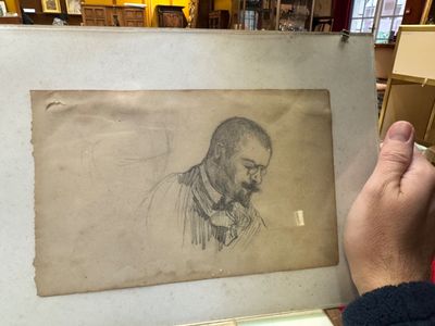 dessin représentant un homme barbu dans une librairie