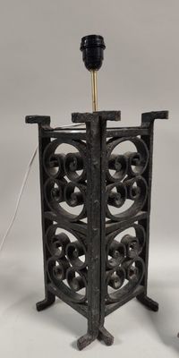 paire de lampes de table anciennes en fonte avec des abat-jours noirs