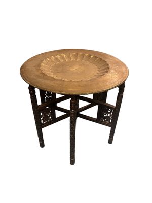 une image représentant une table en bois ornée d'un motif décoratif