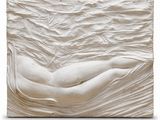 une image représentant une sculpture représentant le torse d'une femme sur fond blanc