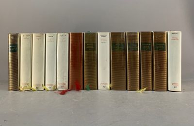 plusieurs livres sont alignés sur une table