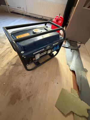 une photo d'une pièce dans laquelle se trouve un petit générateur