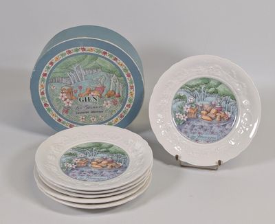 trois assiettes ornées de motifs de Winnie l'ourson sont empilées les unes sur les autres