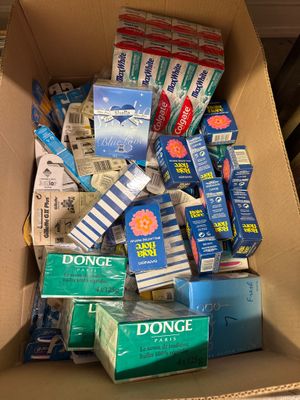 une boîte en carton remplie de brosses à dents et de dentifrice