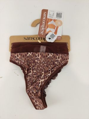 culotte à imprimé léopard marron et noir, avec une étiquette, suspendue à un cintre