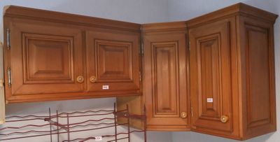 une armoire en bois avec un casier à bouteilles dans un coin de la pièce