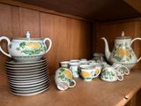 de nombreuses tasses et soucoupes sur l'étagère de la cuisine