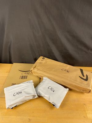 trois sacs de nourriture posés sur une table à côté d'une boîte de nourriture