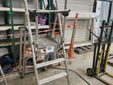 une échelle appuyée contre un mur dans un garage