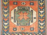 un tapis orange, bleu et vert à motifs géométriques