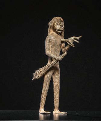 une statue en bronze représentant un homme tenant une lance
