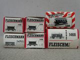 quatre cartons contenant des trains Fleischmann sont posés par terre
