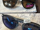 deux paires de lunettes de soleil sont posées sur une boîte sur laquelle est apposée une étiquette de prix