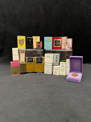 un grand nombre de petites boîtes posées sur une table